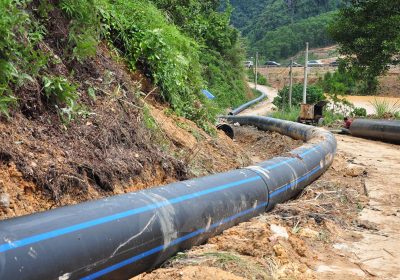 Bạn có thể dùng phụ kiện siết gioăng hoặc máy hàn để thi công ống và phụ kiện ống