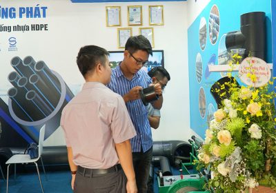 Các bạn hàng và đối tác tham quan gian trưng bày sản phẩm mẫu ống HDPE SuperPlas.