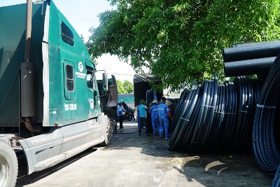 bốc xếp container ống nhựa HDPE tại Nhà máy SUPER Trường Phát