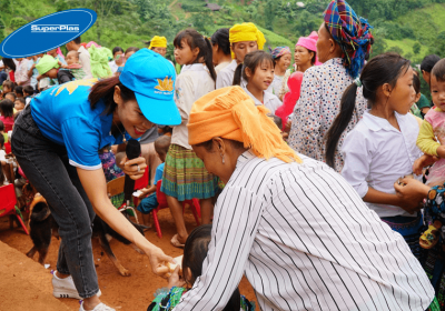 GĐĐH: Bà Nguyễn Thị Hải Bình chia quà cho các em nhỏ.