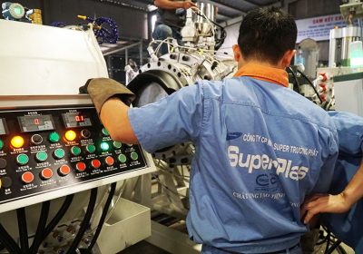 Trưởng ca sản xuất đang chạy vận hành thử máy đùn ống HDPE SuperPlas